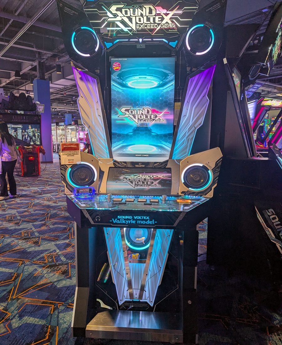 Rangée de bornes d&rsquo;arcade éclairées