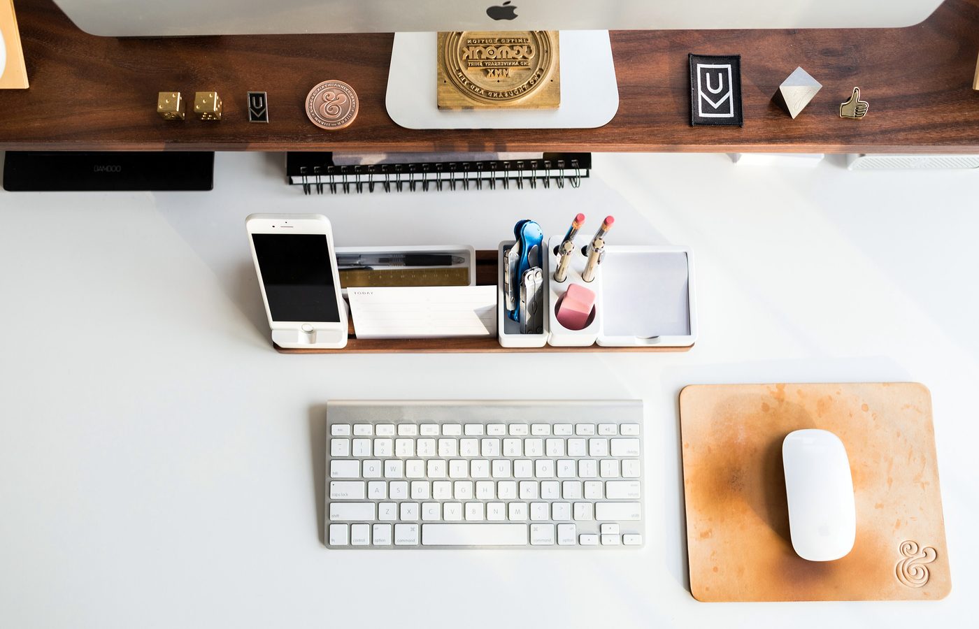 Poste de travail : clavier, souris et carnet de mesures